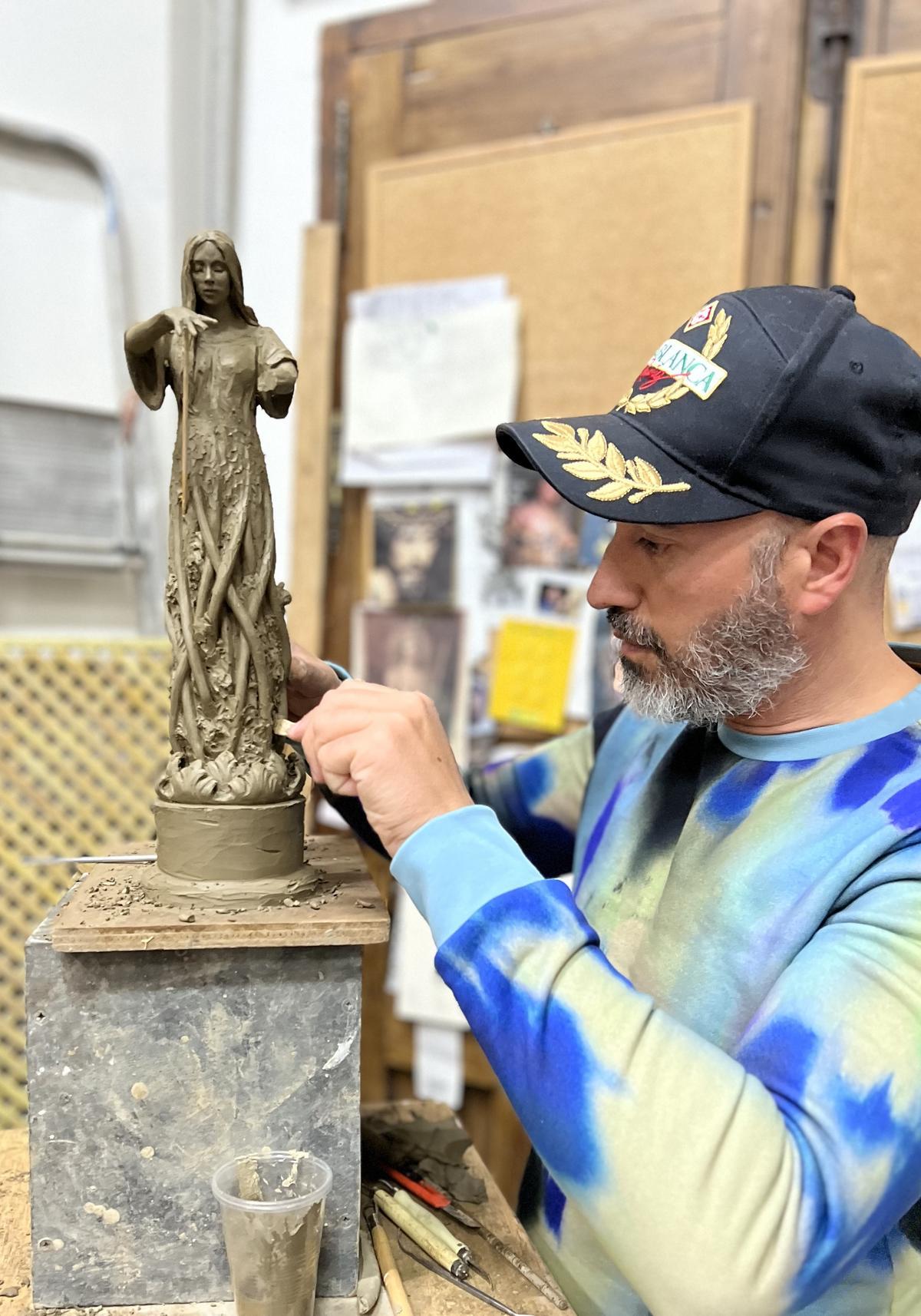 El artista malagueño José Luis Puche ha sido el encargado de crear la estatuilla de los Premios Talía