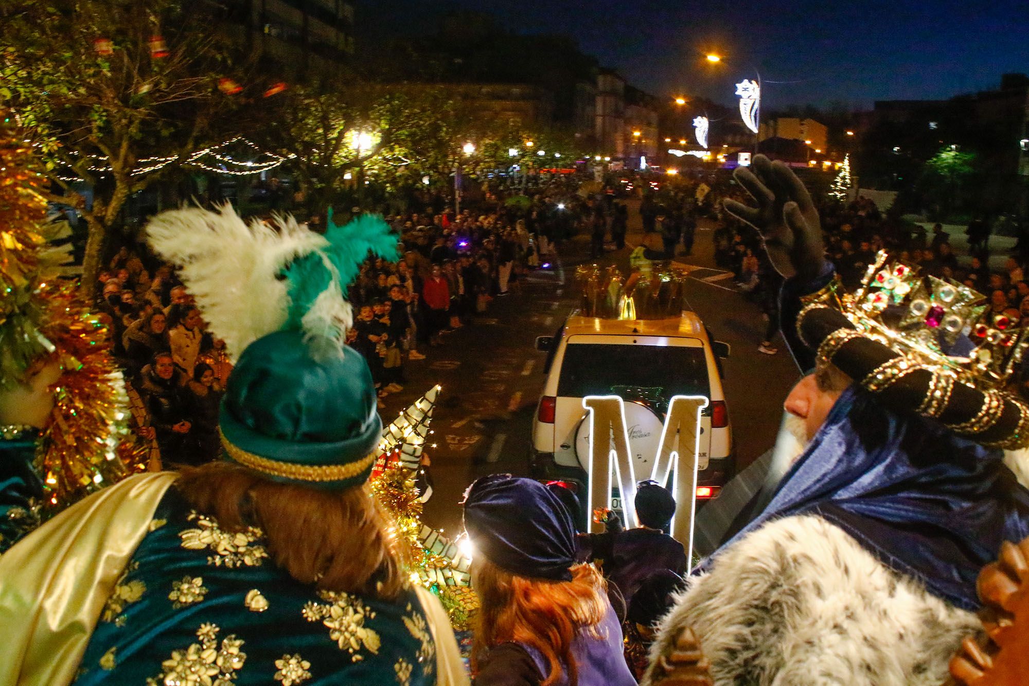 Vilagarcía brinda una multitudinaria bienvenida a los Reyes Magos