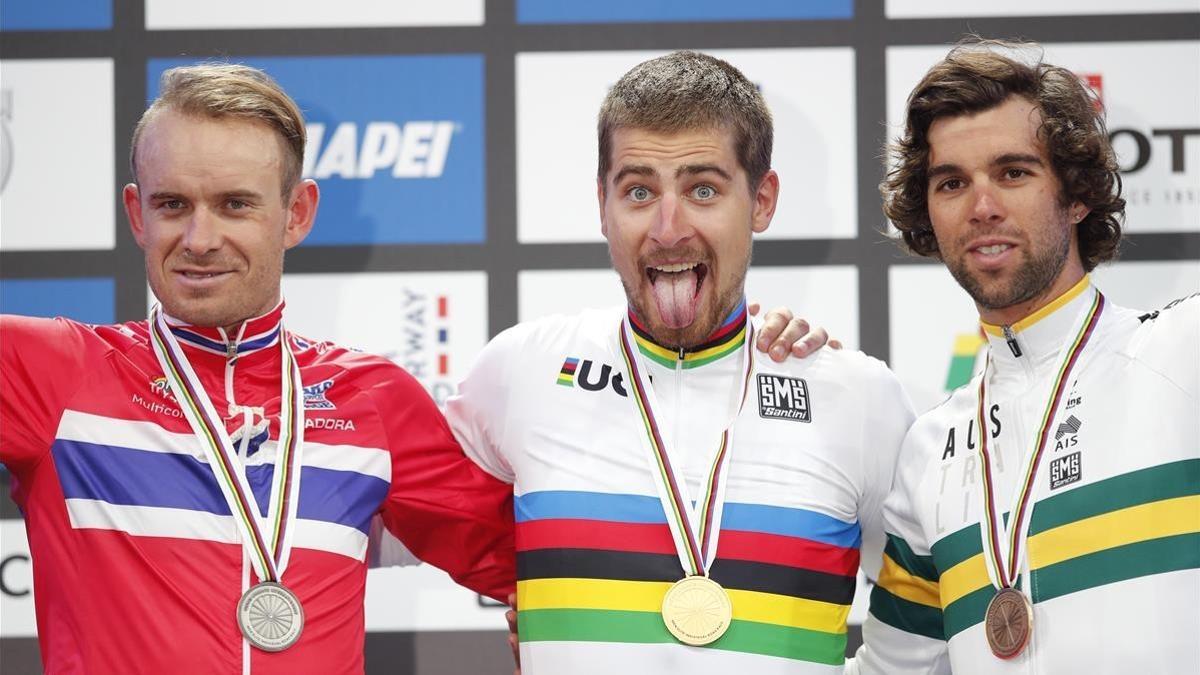 Peter Sagan saca la lengua en el podio del Mundial de Bergen, flanqueado por Alexander Kristoff (plata) y Michael Matthews (bronce).