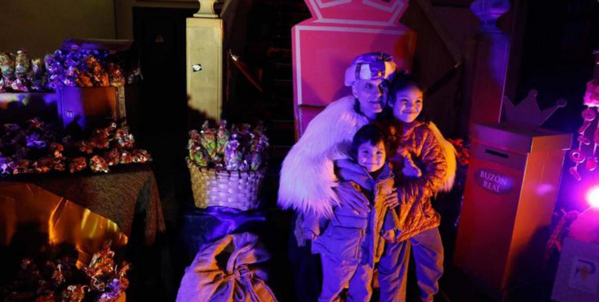 Dos pequeños durante la recepción del Príncipe Aliatar. | MARA VILLAMUZA