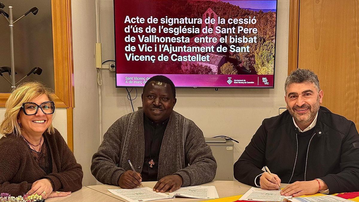 Carme Jiménez, Oswald Sibomana i Dani Mauriz en la signatura del conveni