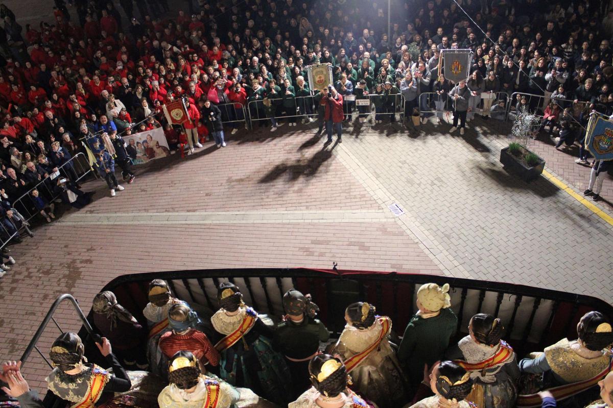 Aspecto de la plaza durante la crida.