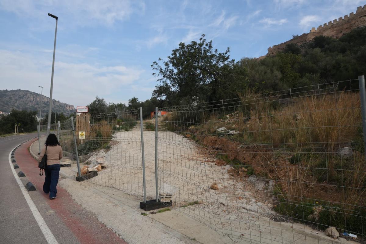 Uno de los accesos al castillo, vallado, en una imagen reciente.