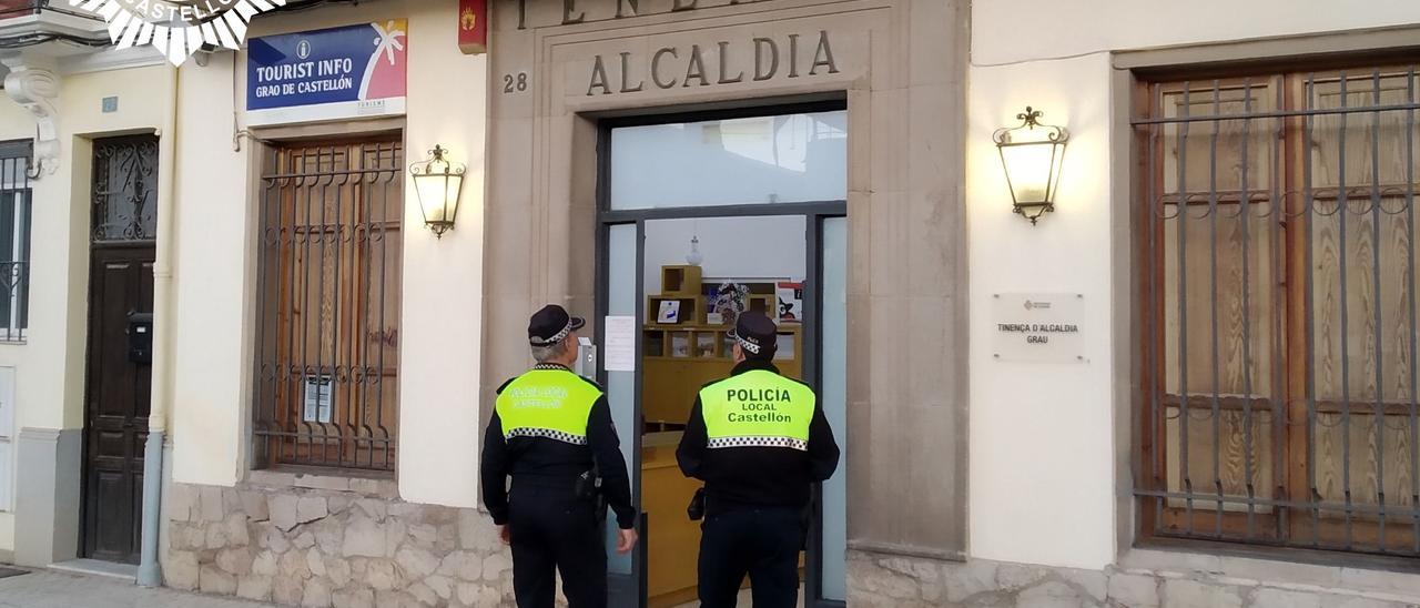 Dos agentes entran en la Tenencia de Alcaldía en una imagen de archivo.