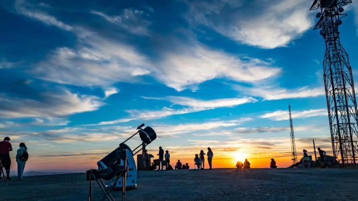 Personas en una actividad sobre eclipses en el Pico Villuercas.