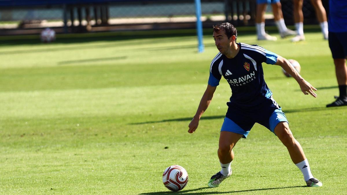 Rubén Díez, con el balón en el primer entrenamiento de la pretemporada del Real Zaragoza