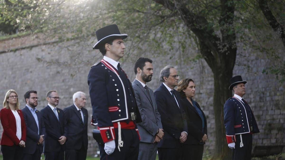 El presidente del Parlament, Roger Torrent; el presidente del Govern, Quim Torra, y la alcaldesa de Barcelona, Ada Colau, durante la ofrenda a la tumba de Lluís Companys.