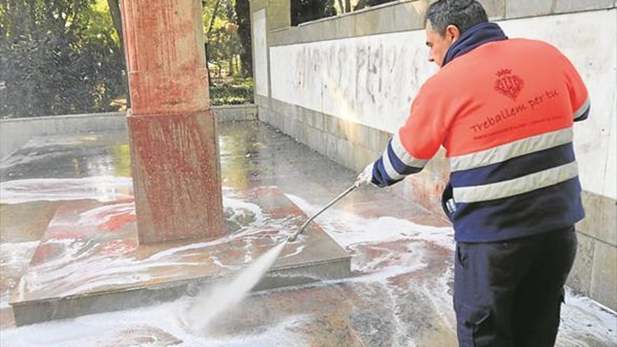 Limpian las pintadas de la polémica cruz del Ribalta