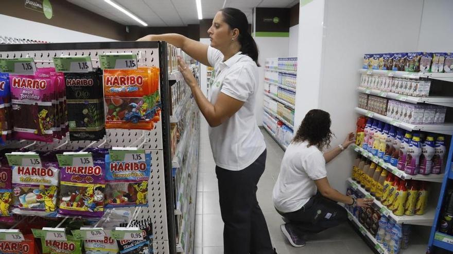 Trabajadores del supermercado Prossima Prode, en el barrio de Cañero.