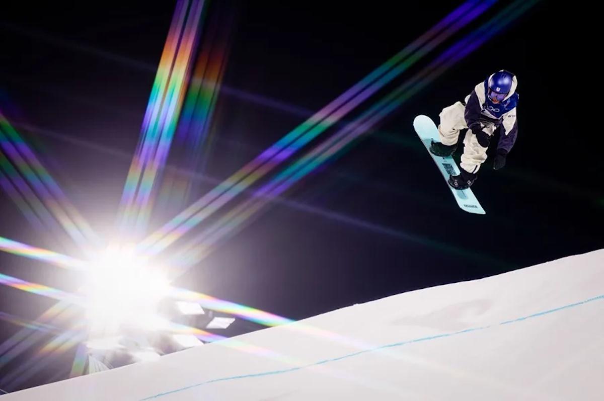 Hiroto Ogiwara en acción durante en los Juegos Olímpicos de Invierno de Milán Cortina.