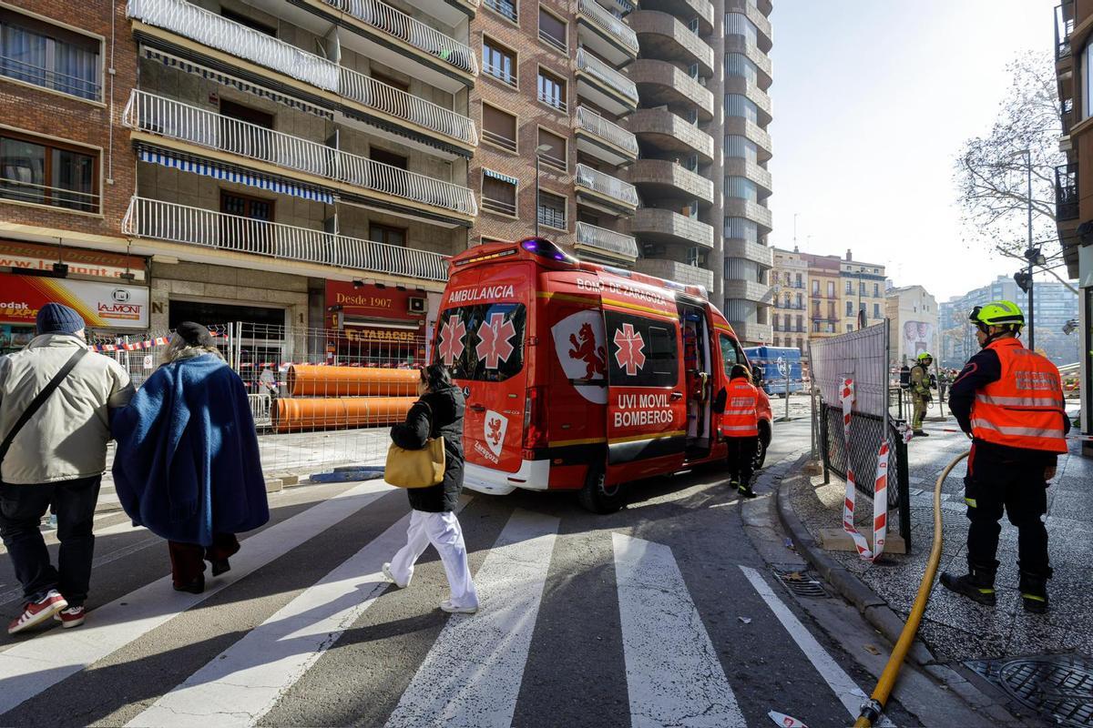 Intervención de los bomberos en la plaza San Miguel de Zaragoza.