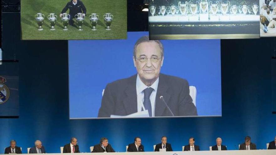 El presidente del Real Madrid, Florentino Pérez, durante su intervención ante la asamblea. // Efe