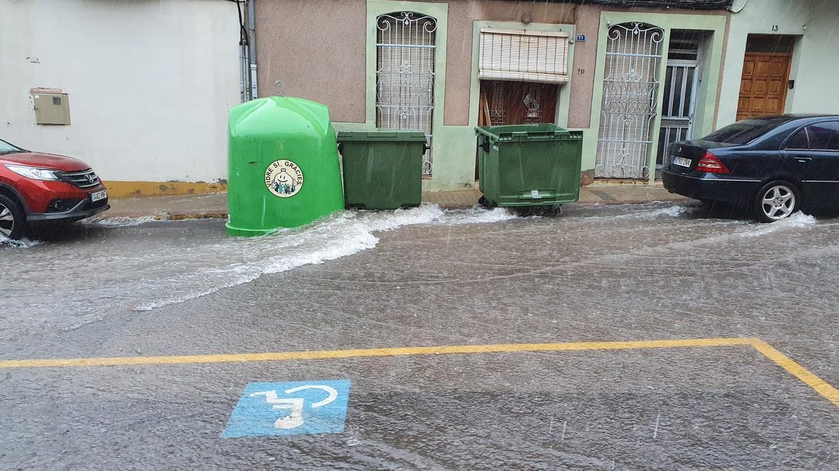 La calle Guzmán de la Vall no ha tardado en convertirse en un río al no poder drenar la cantidad de agua caída en apenas unos minutos