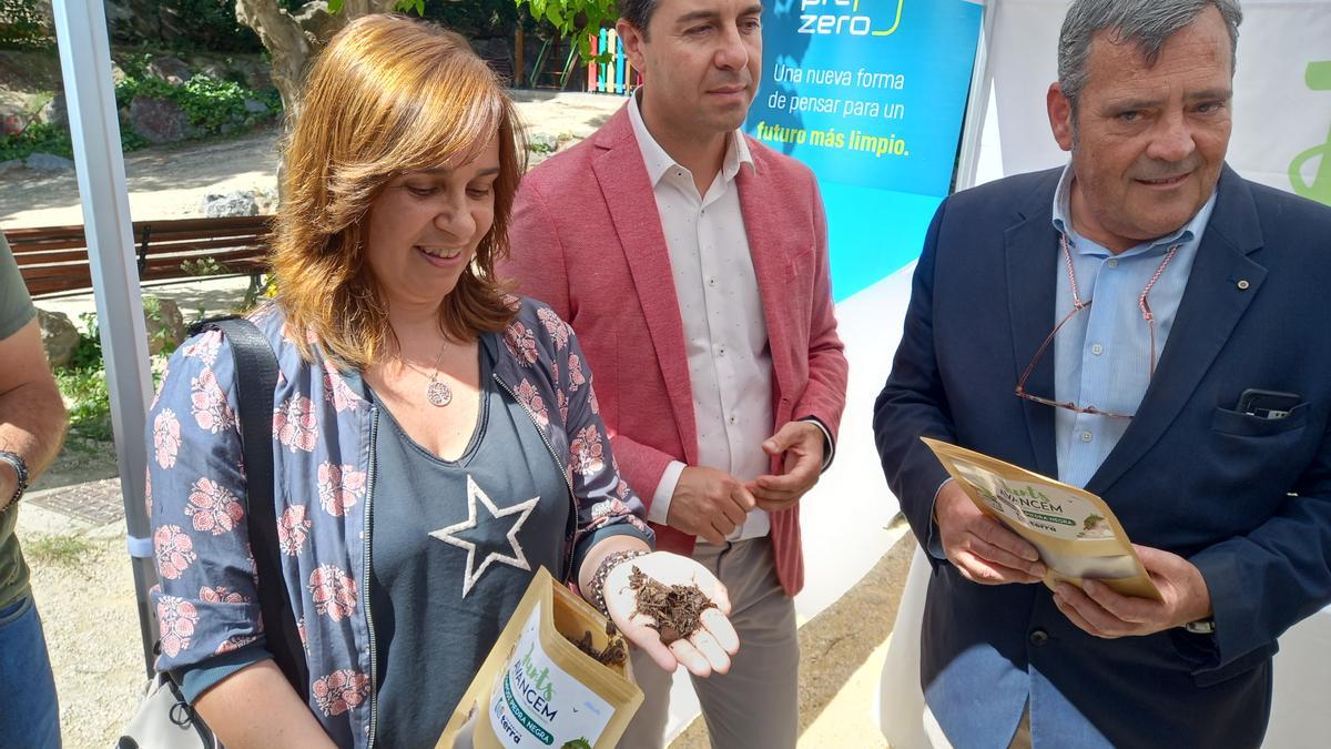 La alcaldesa con el compost, junto al diputado de Medio Ambiente y el delegado de PreZero