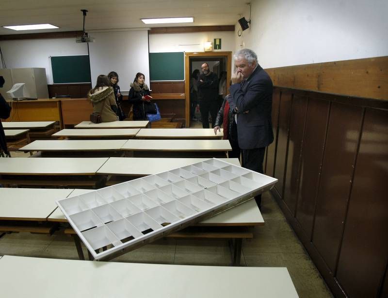 Fotogalerías del foco caído en un aula de la Facultada de Filosofía y Letras de Zaragoza