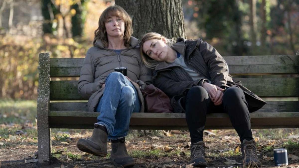 Juilanne Nicholson y Kate Winslet, en una imagen de la serie de HBO 'Mare of Easttown'