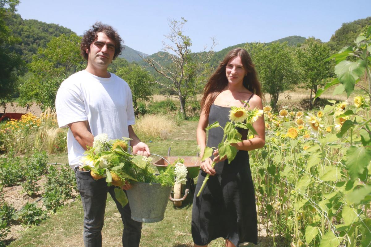 Imanol Salvador i Lorea Palacios a la finca on cultiven flors
