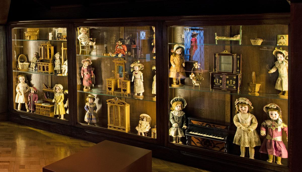 Hay también una gran colección de muñecas antiguas.