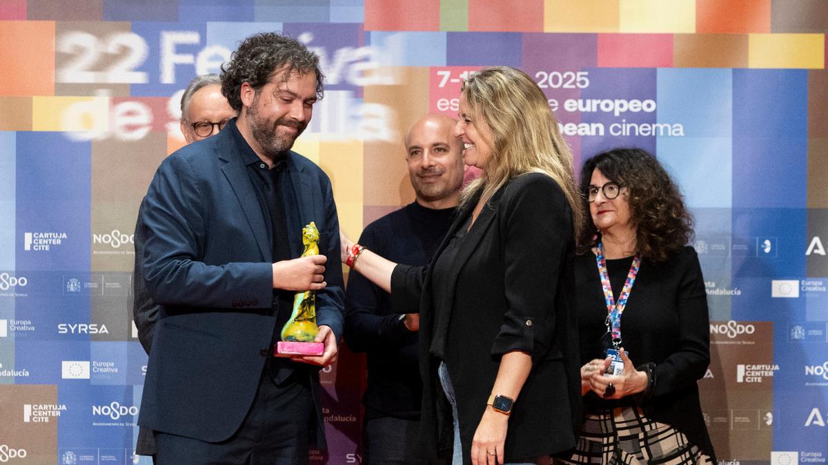 Los belgas Charlotte Devillers y Arnaud Dufeys recibieno el premio.