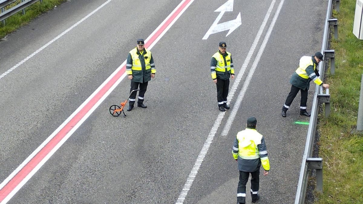 Especialistas de la Guardia Civil llegados desde Madrid reconstruyen el último accidente mortal del Corredor del Nalón