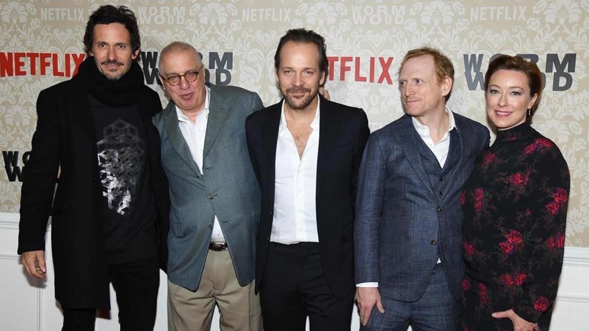 Errol Morris (segundo por la izquierda), junto Christian Camargo, Peter Sarsgaard, Scott Shepherd y Molly Parker, los principales actores de 'Wormwood'.