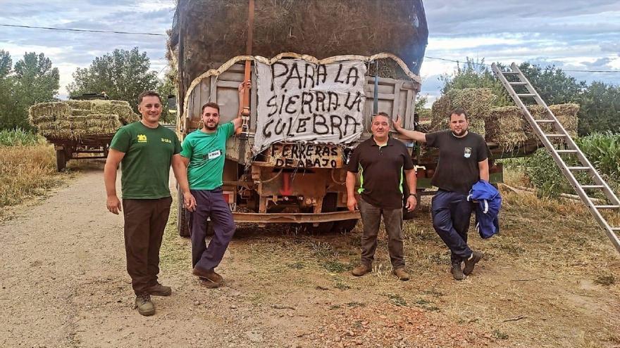 Un grupo de voluntarios transporta forraje para la fauna y el ganado de la Sierra de la Culebra