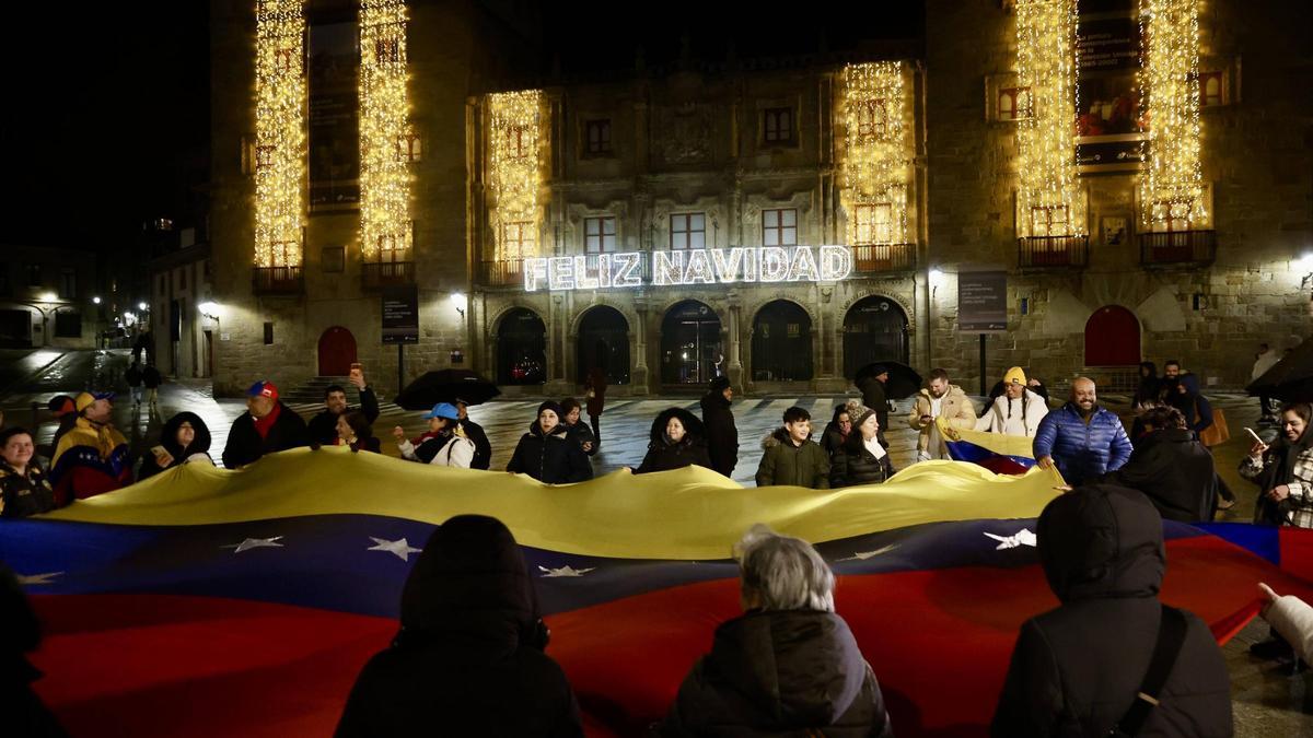 Un centenar de venezolanos celebran en Gijón la captura de Nicolás Maduro: "Es el inicio de un cambio"