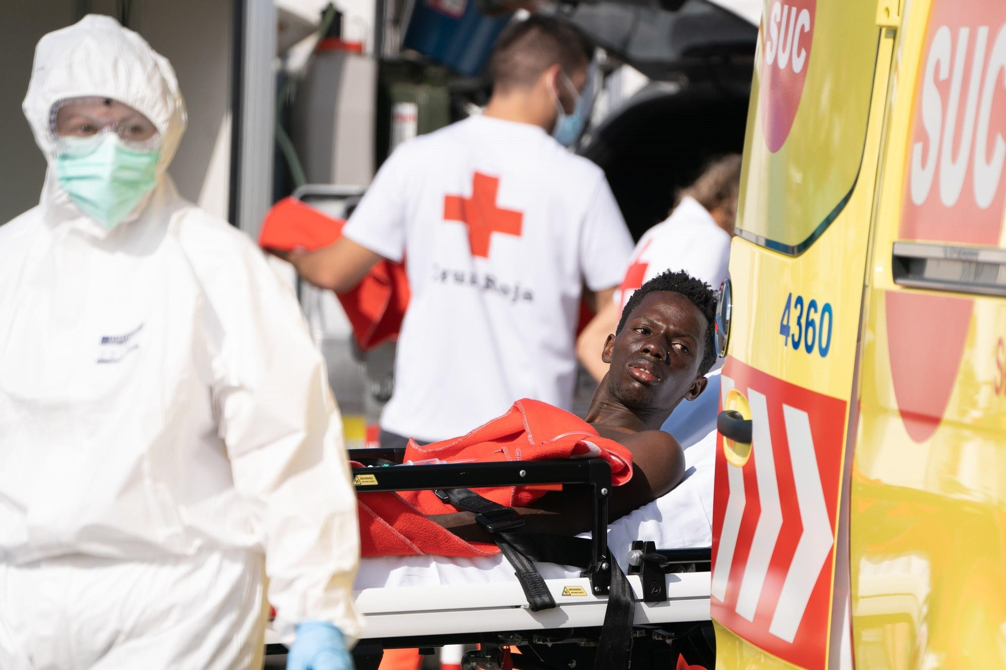 Tres ocupantes del cayuco avistado cerca de Tenerife, evacuados por deshidratación