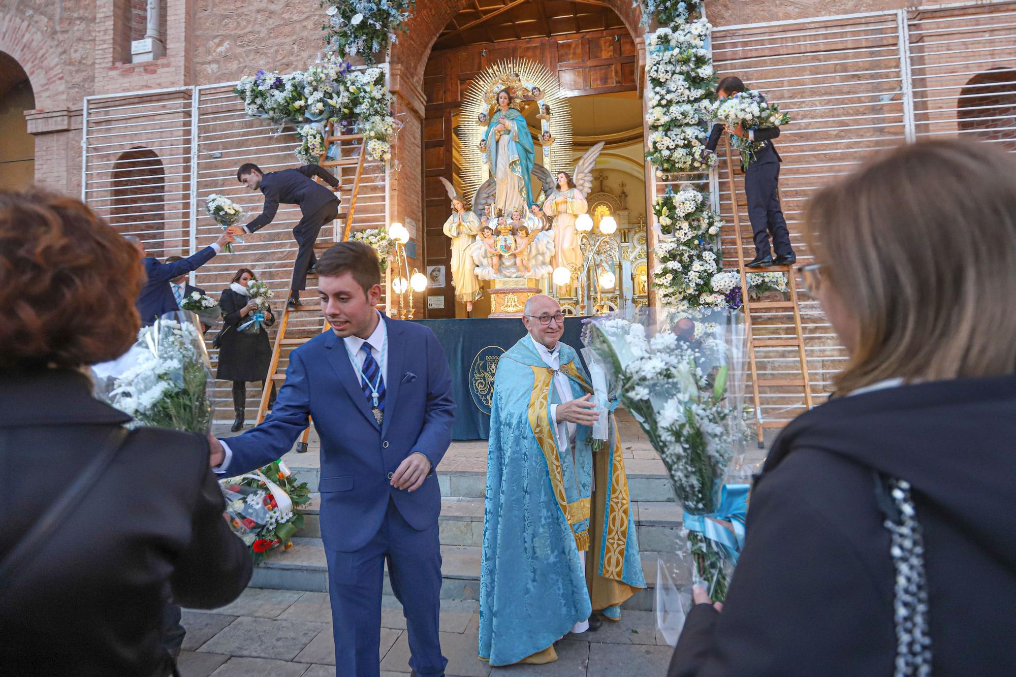 Más de 70 entidades y asociaciones participan en la multitudinaria ofrenda a la patrona que vistió de flores la fachada de iglesia de la Inmaculada Concepción