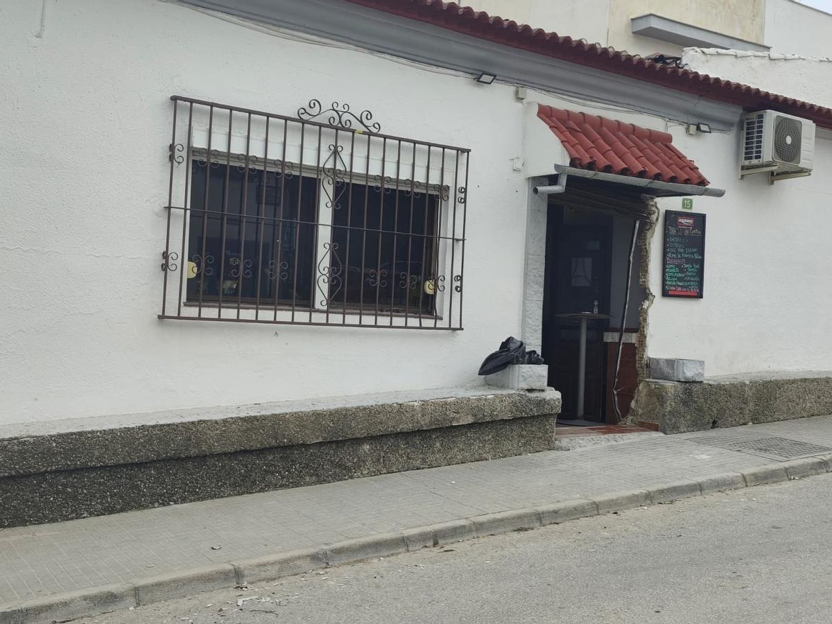 Estado en el que ha quedado la puerta de acceso al bar de Lucena tras el asalto.