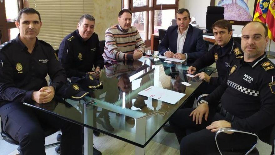 Antonio Puerto, alcalde de Aspe, reunido con el Comisario Jefe de la delegación Elda-Petrer de la Policía Nacional, Bernardo Alonso