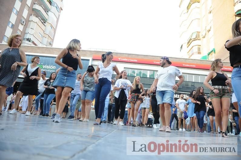 Los bailes latinos salen a la calle en Murcia