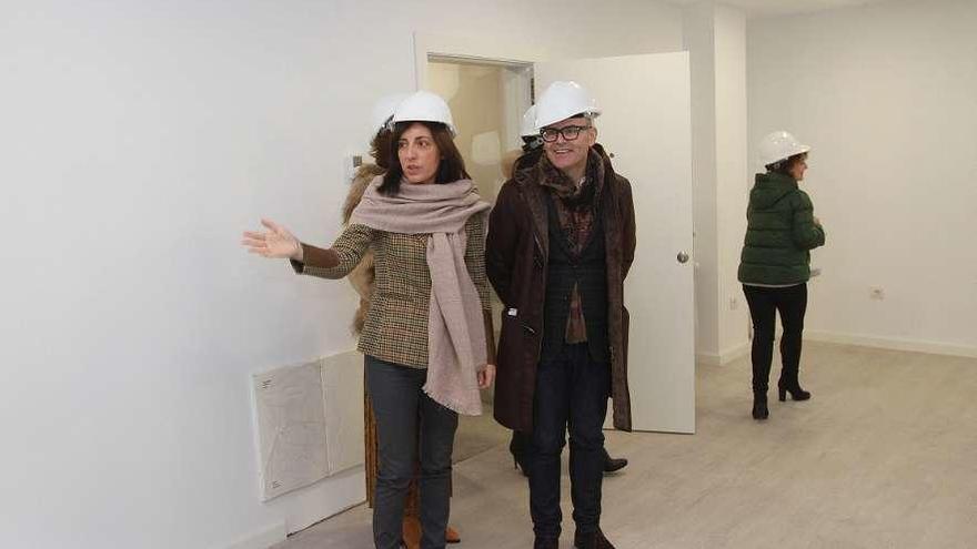 La conselleira Ángeles Vázquez y el alcalde, en una de las viviendas de Covadonga. // Iñaki Osorio