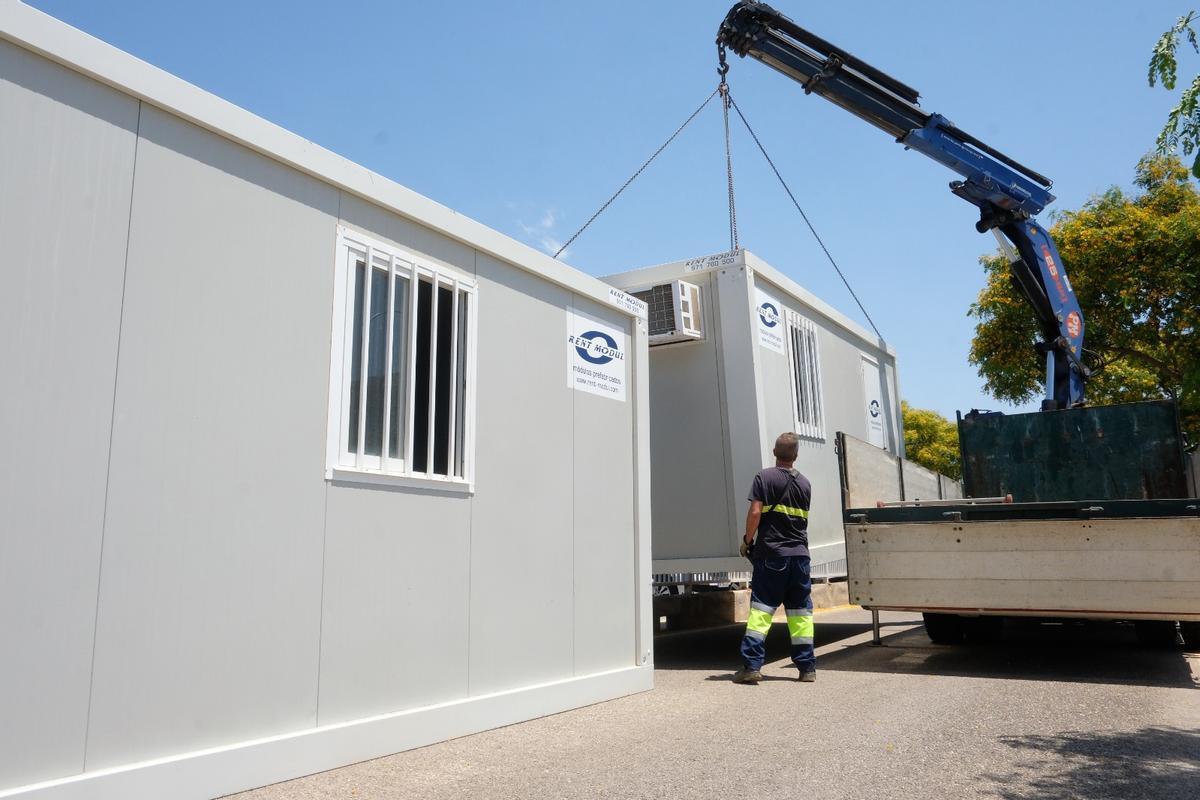 Instalan casetas prefabricadas en la puerta del parque de bomberos para instalar a los okupas de la cárcel