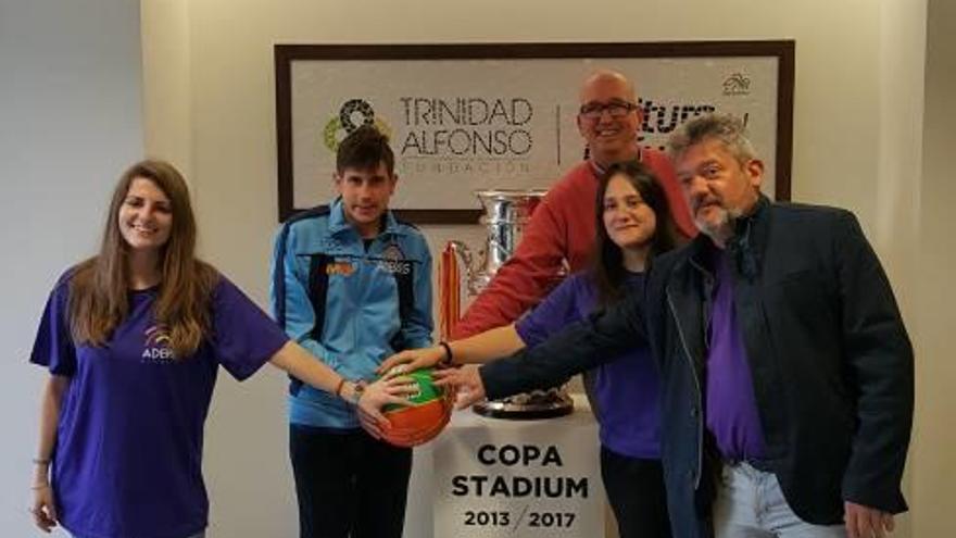 El Club Deportivo Aderes visita la Fundación Trinidad Alfonso