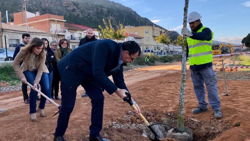 El alcalde y la concejala de Obras ayudaron ayer en las tareas de plantación de árboles en la Vía Verde.