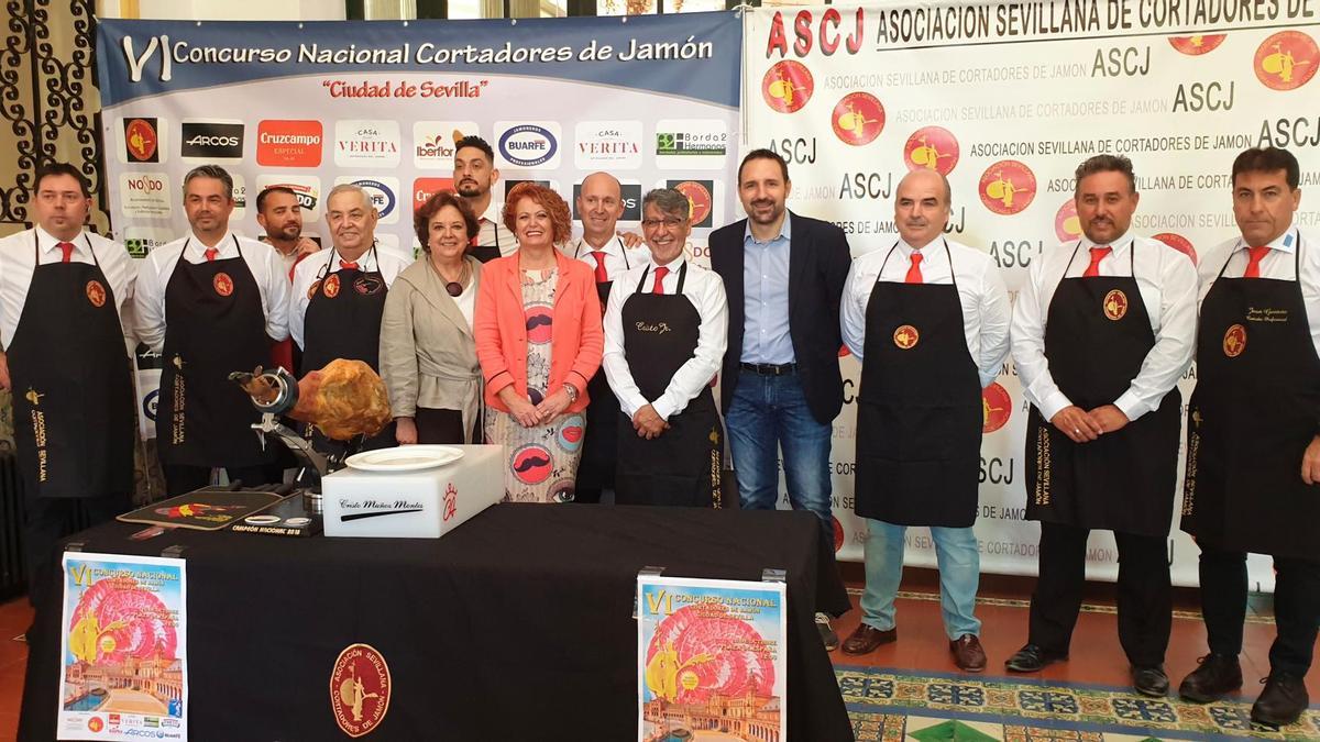 La Plaza de España acoge este domingo el VI Concurso de Cortadores de Jamón