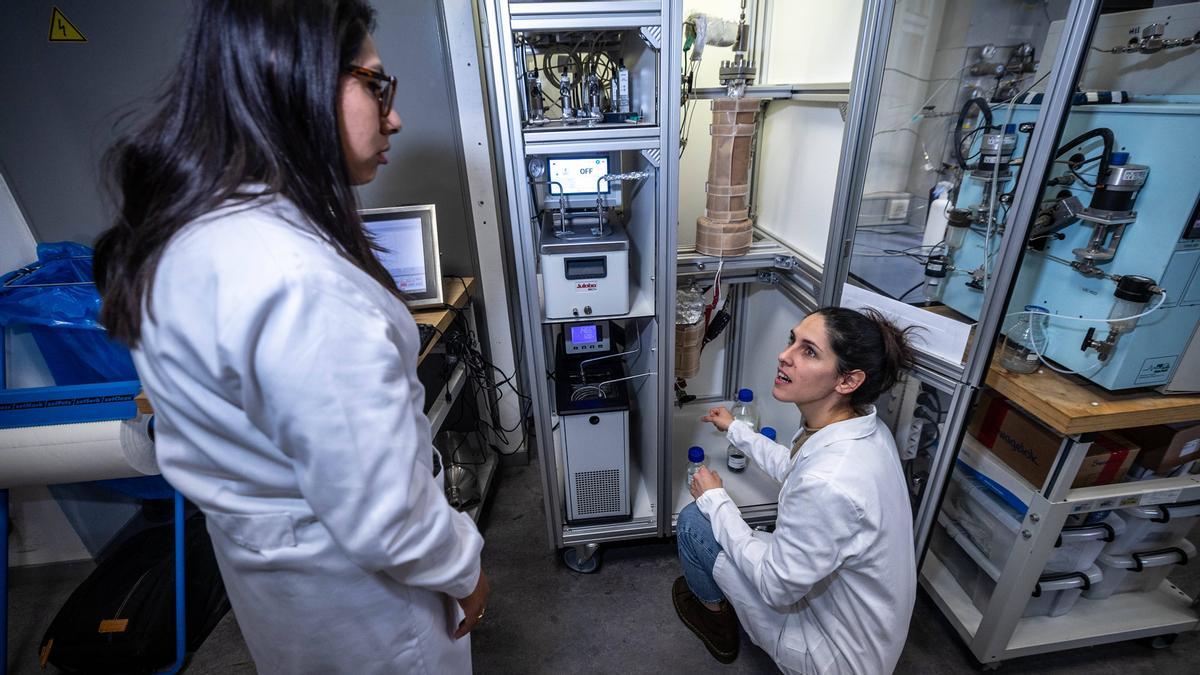 Lucile Bernadet, coordinador del proyecto, con otra científica en el laborario de IREC.