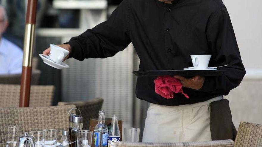 La demanda de camareros aumenta notablemente en verano.