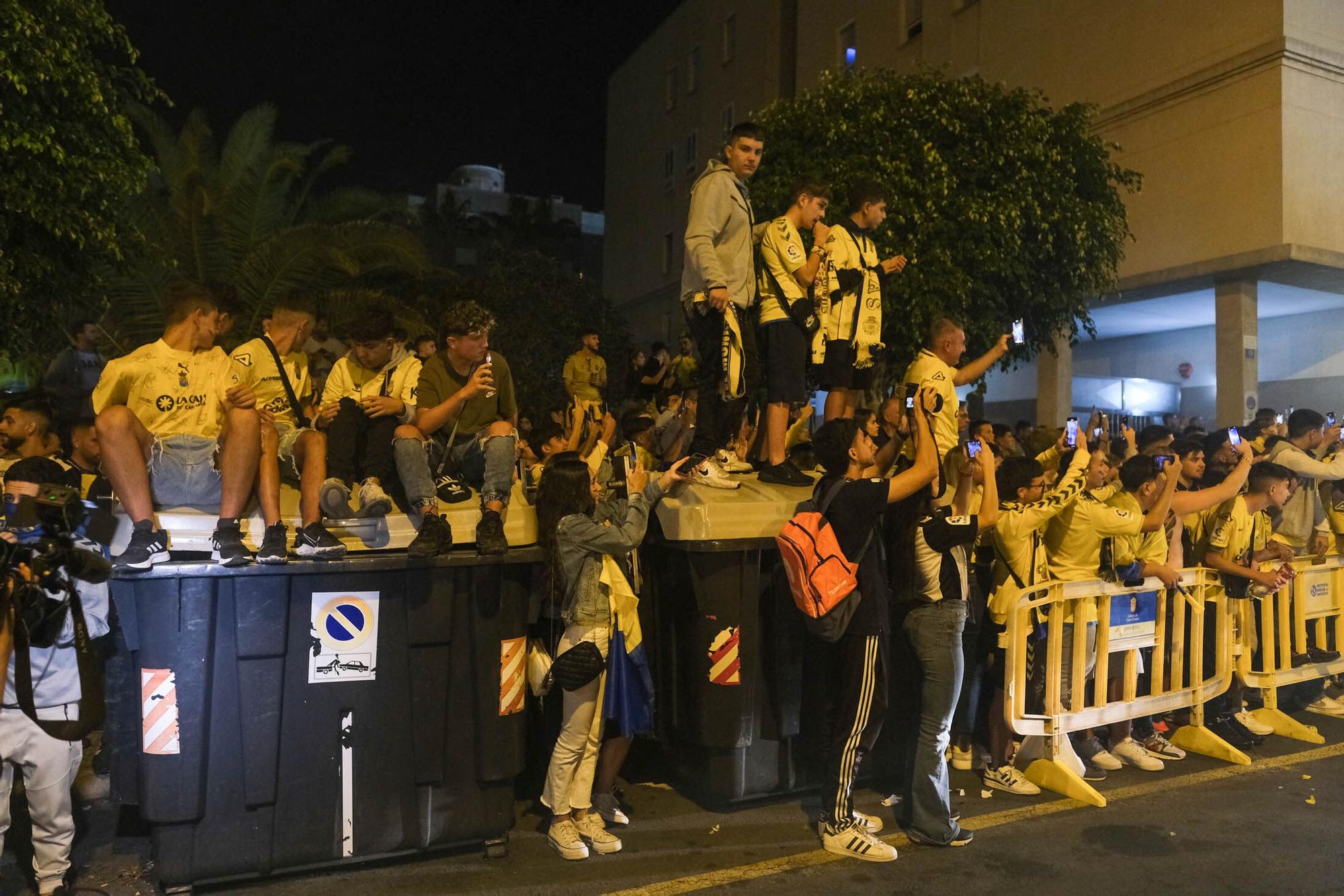 Los aficionados de la UD Las Palmas reciben la guagua con los jugadores antes del derbi