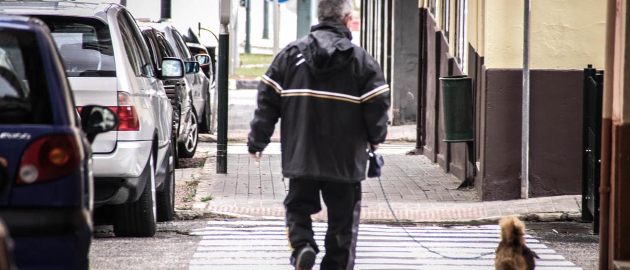 Un hombre paseando a su perro durante la cuarentena en Alcoy.