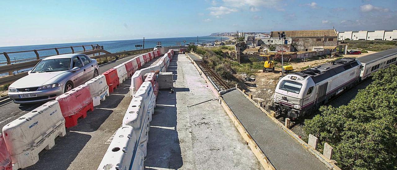 Arriba, zona del puente sobre la que se realizan las Obras. Abajo, desvío del tráfico desde mayo.  | HÉCTOR FUENTES