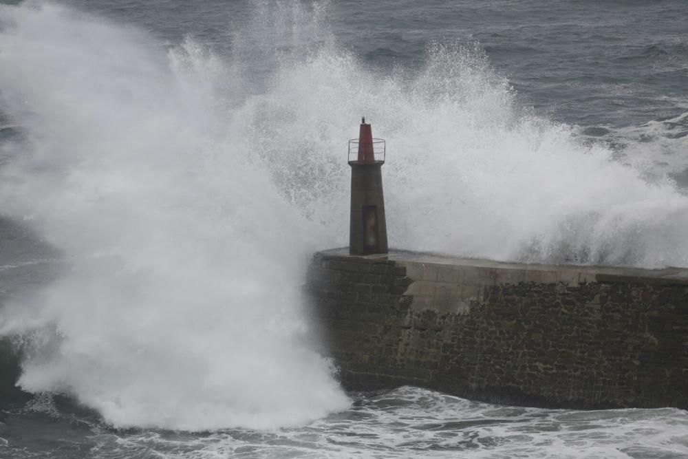 Jornada de oleaje en la costa asturiana