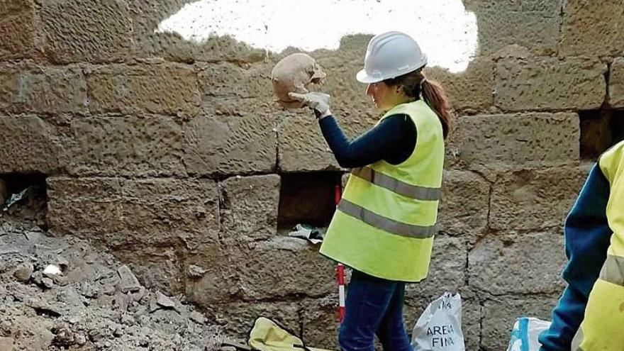 Encuentran restos óseos en la muralla medieval de Ejea