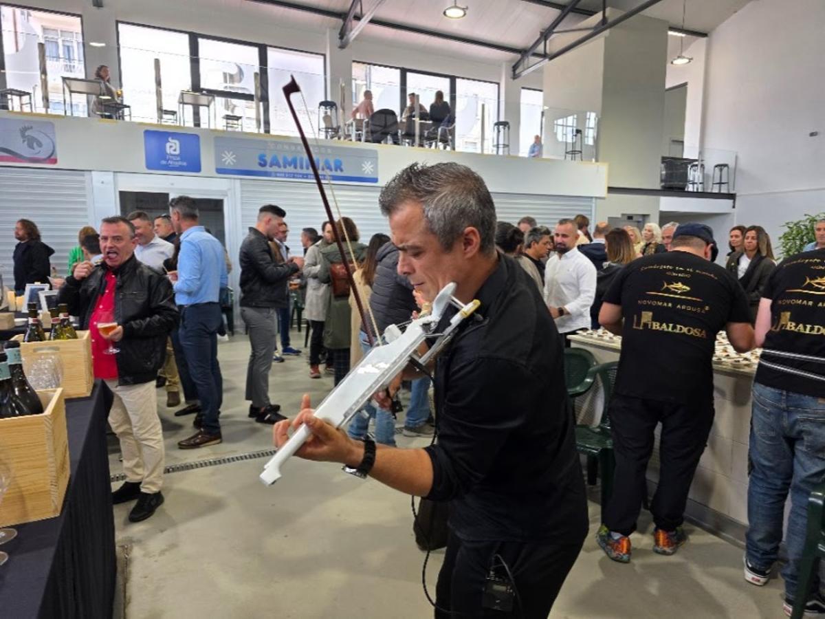 Así se disfrutó del ronqueo de un atún rojo de 200 kilos pescado en las almadrabas gaditanas, organizado por Novomar Arousa y el restaurante La Baldosa, en Vilagarcía.