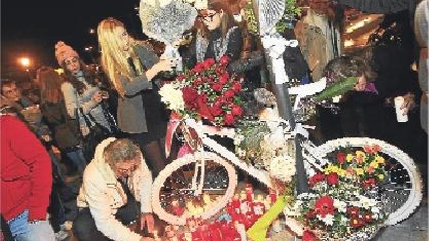 Homenaje y bicicleta blanca en recuerdo de la joven muerta en enero en San Vicente.