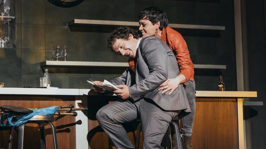 Vito Sanz y Anna Alarcón protagonizan "Los guapos", la primera obra que escribe y dirige David Trueba.