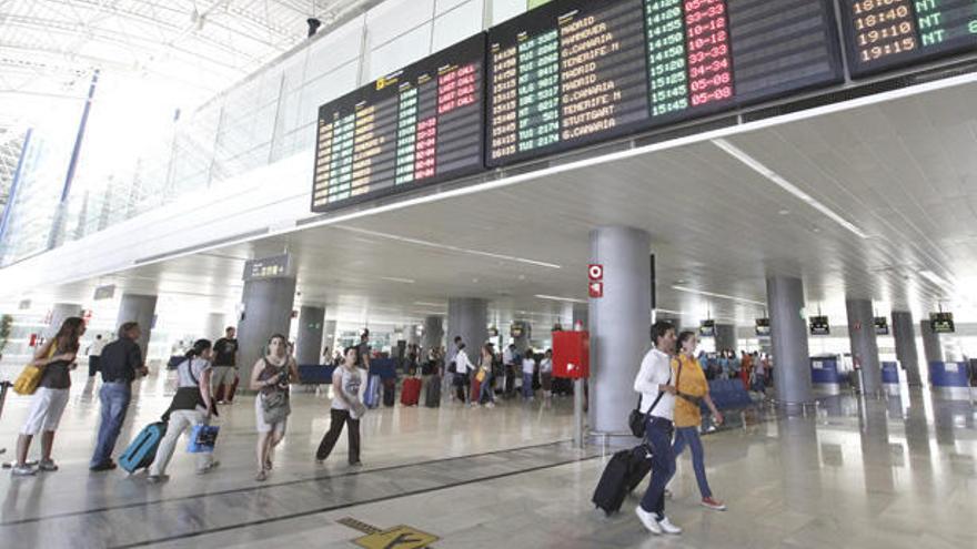 Pasajeros en el interior del aeropuerto de Fuerteventura.