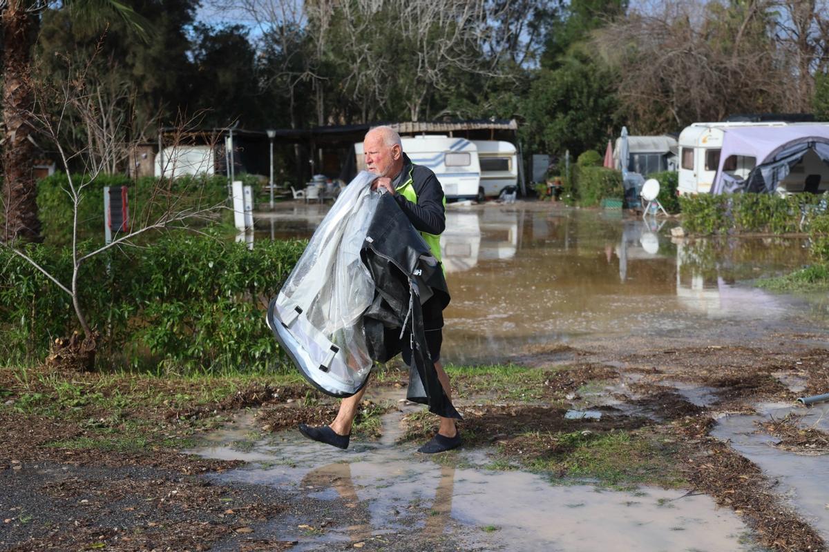 Un cliente del camping, andando por el camping inundado.