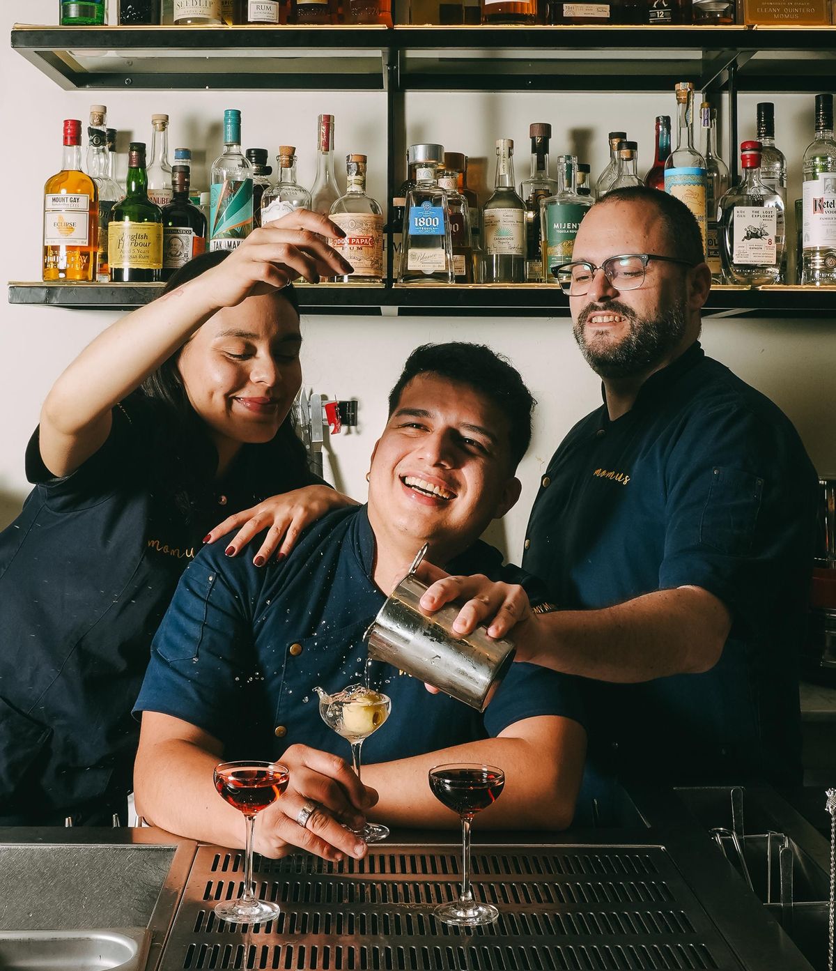 Alberto Fernández, Ely Quintero y Jean Vazquez al mando de la coctelería Momus Bar.